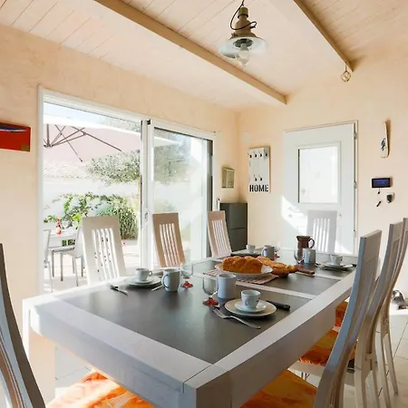 Holiday home Maison Cosy Au Coeur Du Village Sainte-Marie-de-Re